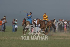 Айргийн дөрөв Сэлэнгэ аймгийн Сүхбаатар сумын уугуул МУ-ын Манлай уяач Б.Эрдэнэгэрэлийн хонгор, айргийн тавд Дундговь аймгийн Луус сумын уугуул МУ-ын Манлай уяач Д.Эрдэнэчулууны хүрэн