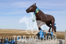 Сүхбаатар аймгийн Эрдэнэцагаан суманд орших Егүзэр хээрийн хөшөө