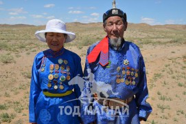 Ж.Мөнхбат аваргатай таарч, хөлийг нь аваад хөөрхөн сандаргаж явлаа