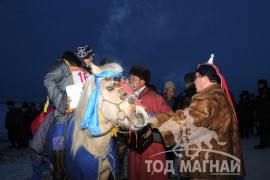 Бэлчирийн бүсийн уралдаанд түрүүлж айрагдсан хурдан хүлгүүдийн зураг