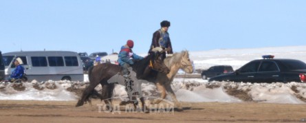 “Дүнжингаравын хурд-2013” хаврын бүсийн уралдаанд түрүүлж, айрагдсан хурдан азарганууд