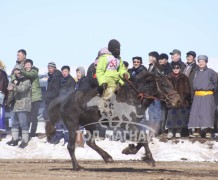 “Дүнжингаравын хурд-2013” хаврын бүсийн уралдаанд түрүүлж, айрагдсан хурдан азарганууд