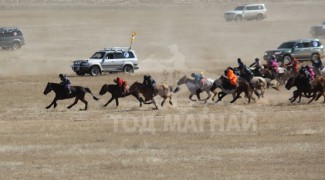 Хурдан их нас гараанаас эргэж буй нь