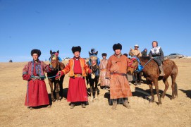 Өвөрхангайн баруун бүсийн наадамд түрүүлж, айрагдсан хурдан хүлгүүд