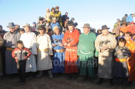 Өвөрхангайн баруун бүсийн наадамд түрүүлж, айрагдсан хурдан хүлгүүд