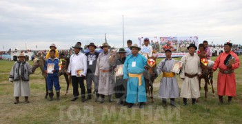 Дорнодын уяачид одтой сайхан нааджээ