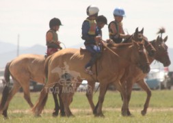 Хэнтий аймаг байгуулагдсаны түүхт 90 жилийн ой “Зүүн бүсийн хурд 2013” уралдааны хурдан соёолонгууд