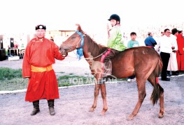 Төрийн их унаач Ц.Өсөхбаяр:Маргааш уралдана даа гэж бодохоор догдлоод шөнө унтдаггүй