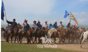 Булганчууд 697 морьтон жагсаан тэргүүлжээ