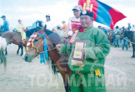 Айргийн дөрөвт хурдалсан аймгийн Алдарт уяач Б.Сангидоржийн хамар цагаан азарга