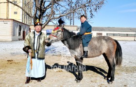 Аймгийн Алдарт уяач Л.Ганбат: Морь уясан анхны жилээ гурван айраг хүртсэн