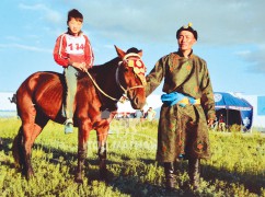 Сумын Алдарт уяач Д.Мөнхбат: Аавынхаа малгай, охиныхоо гутлыг гээчихээд бэлгэшээсэн маань онож, соёолон айрагдуулсан