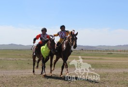 Долоо - З.Пүрэв-Очирын хүрэн халзан, найм - Н.Ганболдын өсгий цагаан хул