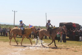 Айргийн дөрөв - Г.Батболдын бор, айргийн тав - А.Бямбадоржийн хонгор халзан